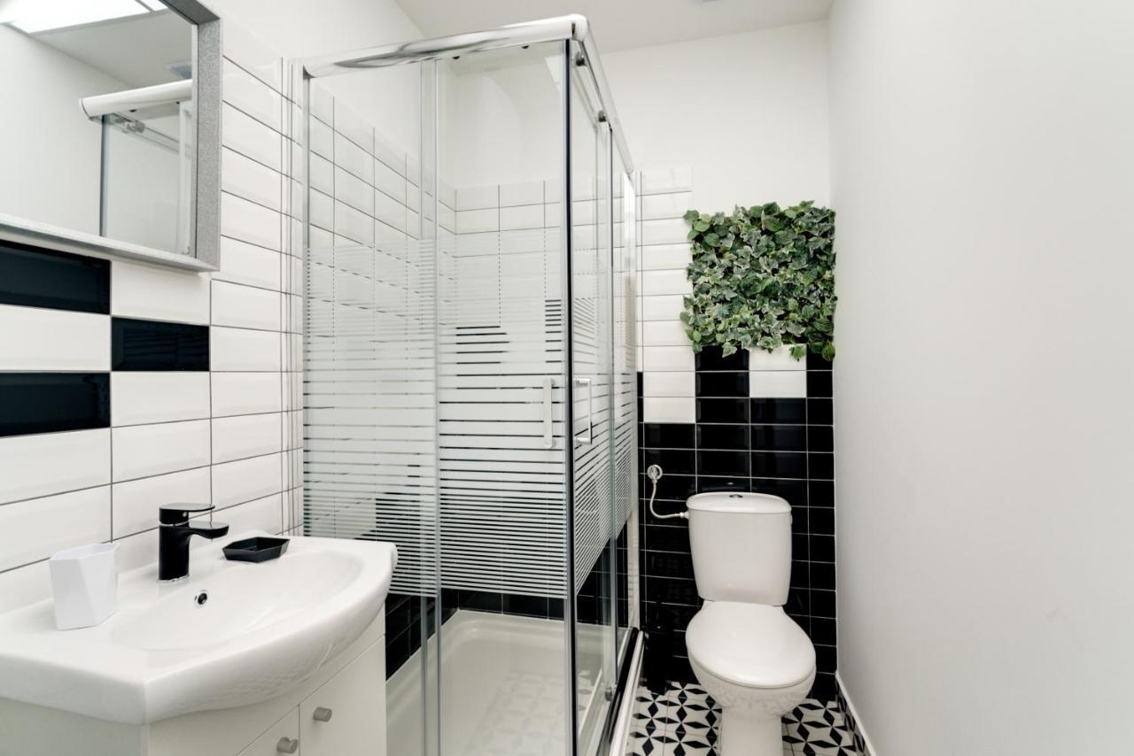 רייקה Black & White Apartments מראה חיצוני תמונה